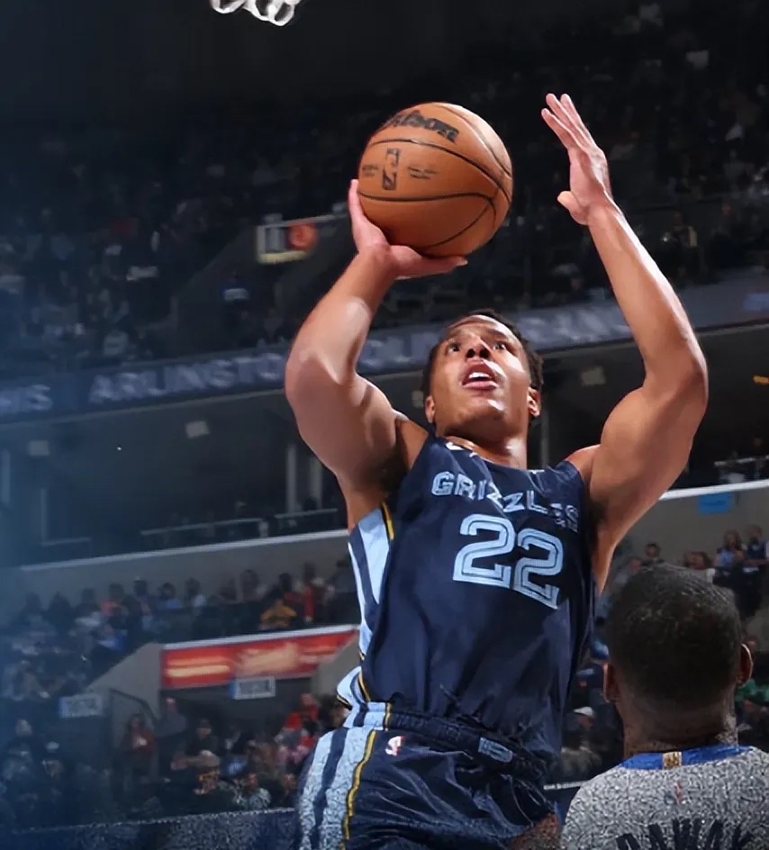 包含灰熊队球员球场内外展现风采的词条