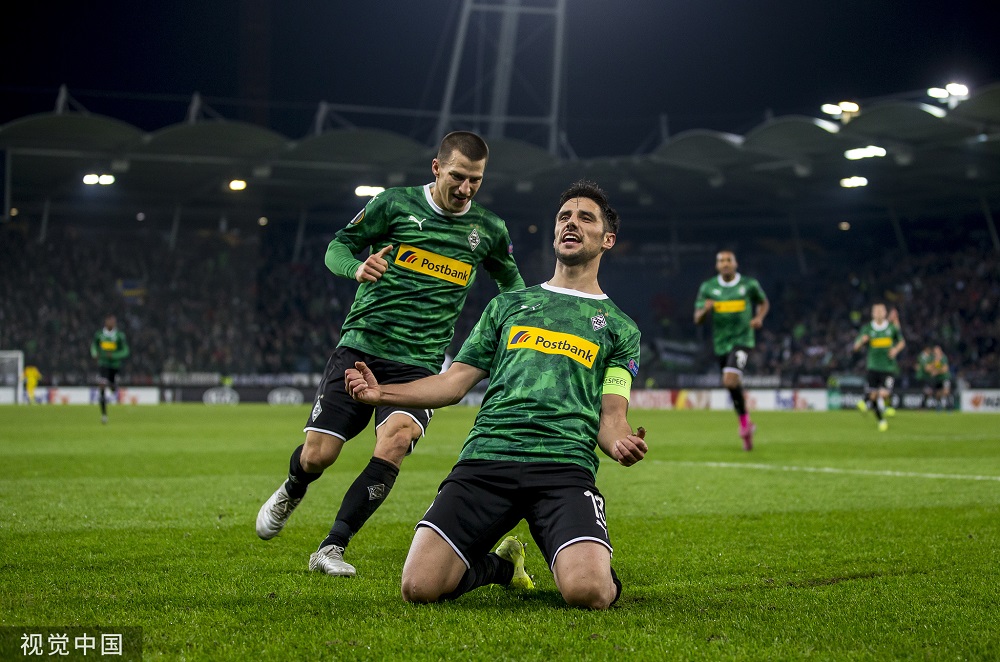 包含荷兰委以重任，取胜晋级淘汰赛的词条