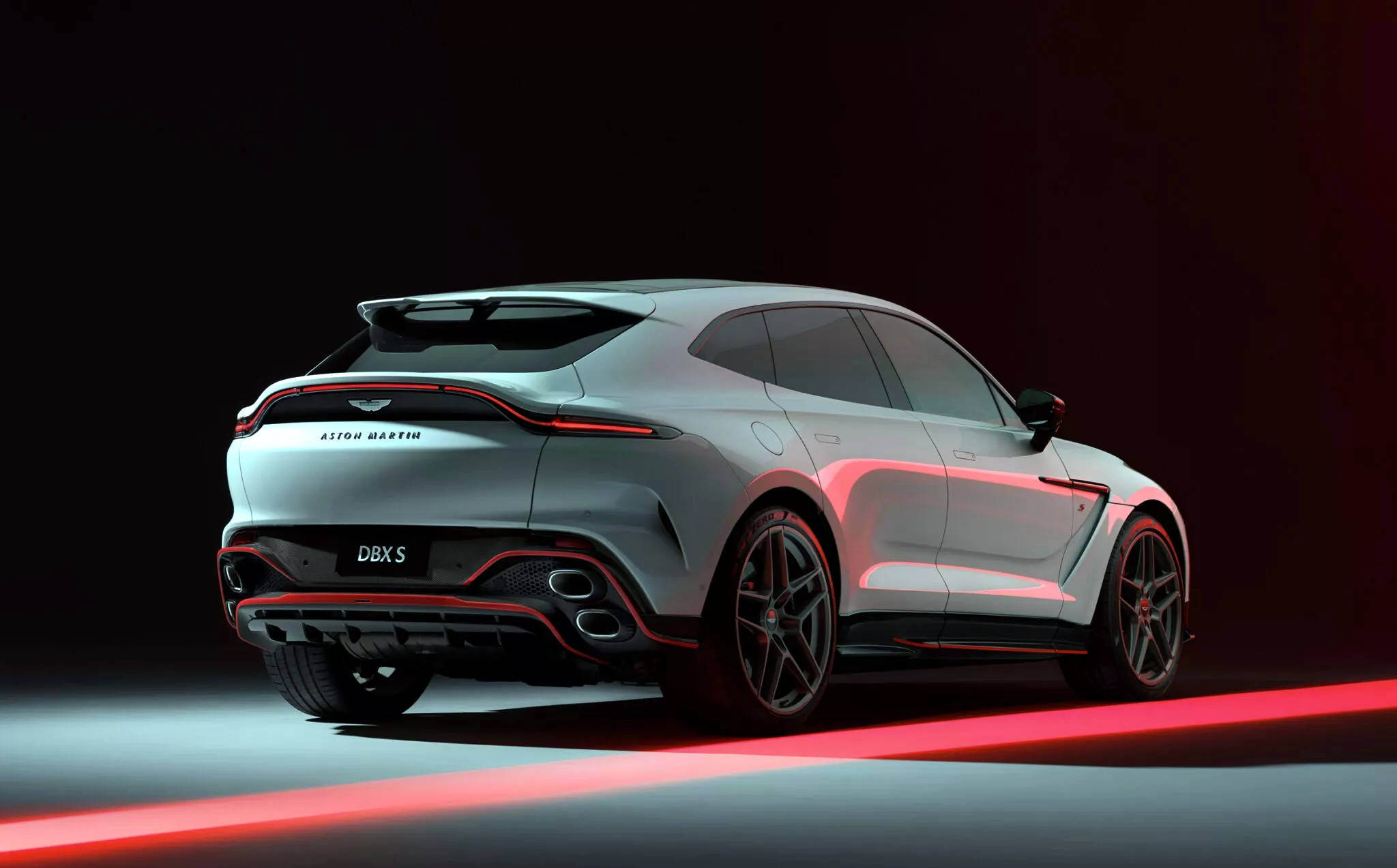 包含阿斯顿马丁翻盘法拉利，佩雷兹状态火热的词条