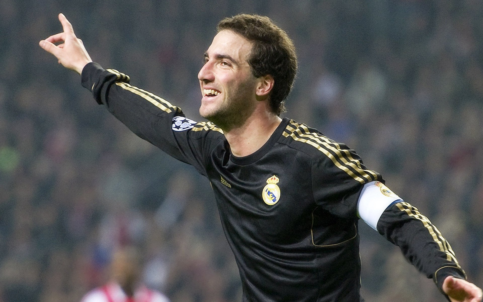 佛罗伦萨一波带走曼联，莱万数据全面爆炸，当战术智慧遇上个人英雄主义